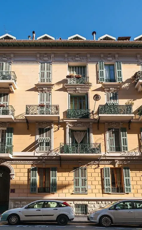 An So Nice Flat 0*,  France